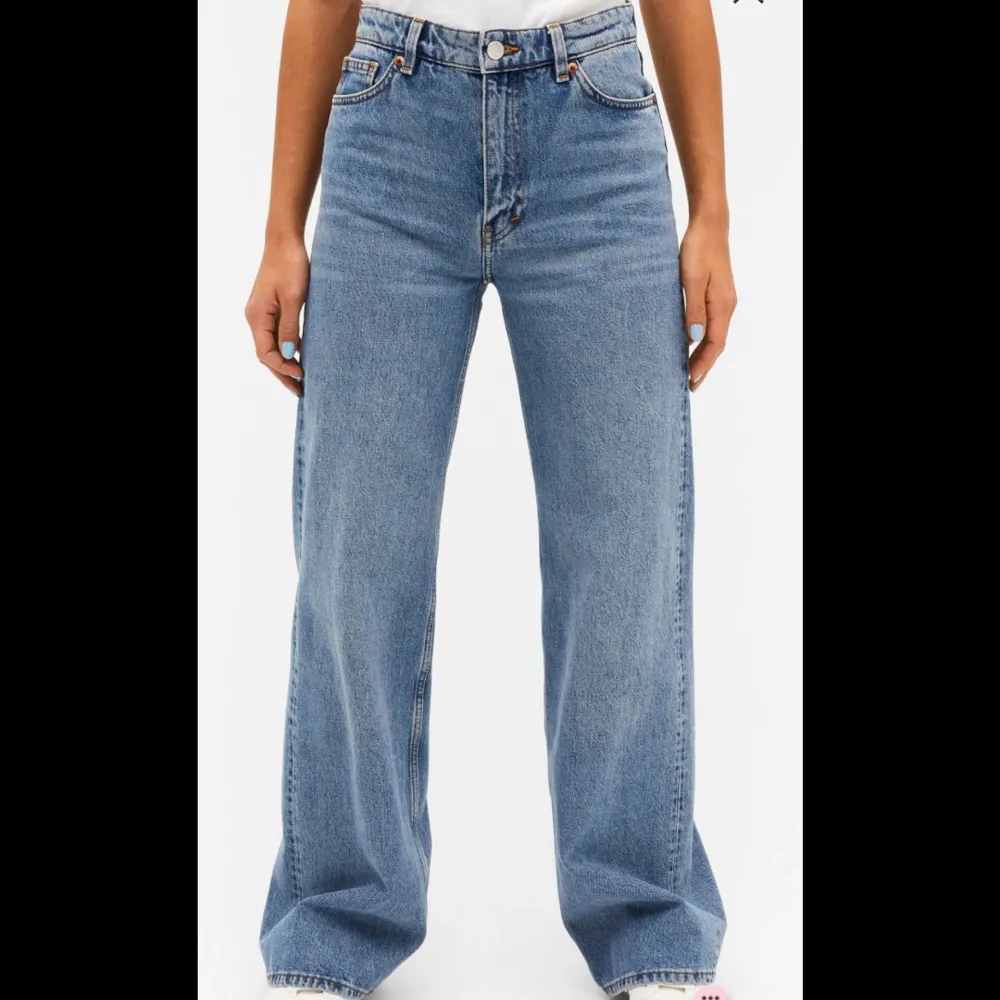 Säljer dessa snygga byxor från monki, modellen heter Yoko mid blue och är i storlek S, använda 1 gång då dem ej passade mig. Nypris 400kr säljer för 200. Jeans & Byxor.