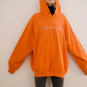 Oversized hoodie från Champion🍑 - En hoodie i perfekt orange färg! Kan med fördel användas som en klänning till tights👏🏻