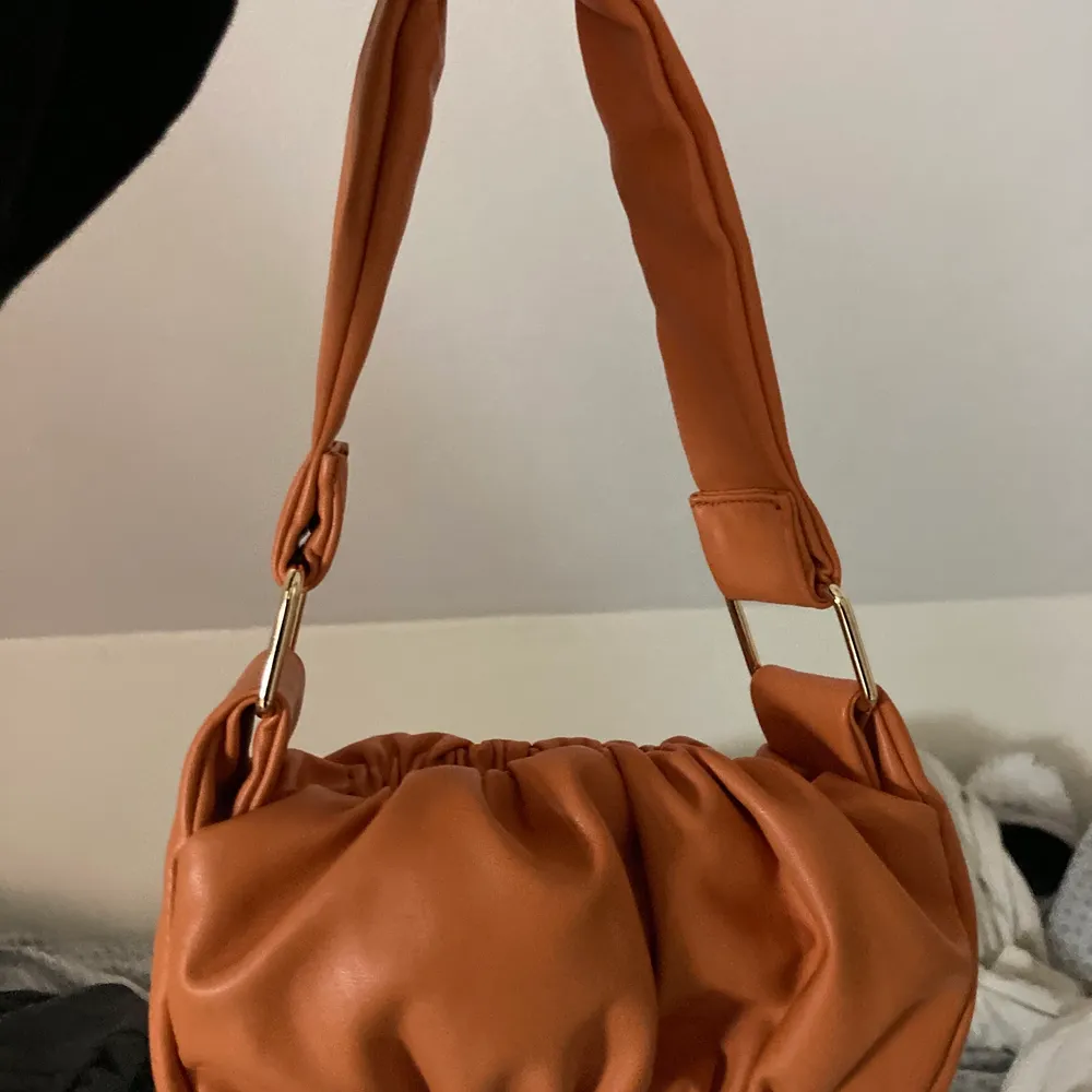 Orange väska från ASOS. Köpt för 300kr och aldrig använd! Jättefin men inte något för mig 🧡har inbyggd korthållare även. Säljer för 100kr + frakt 66kr ❤️. Väskor.