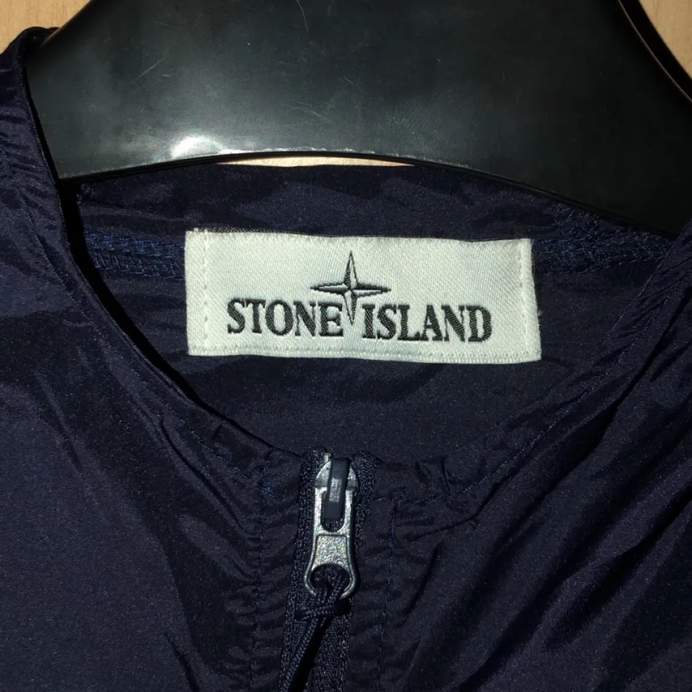 Säljer min Stone Island jacka för våren då den är i fel storlek. Har endast använt den 1 gång och känner du att det är dags för någon annan att bära denna,, priset kan även diskuteras . Jackor.