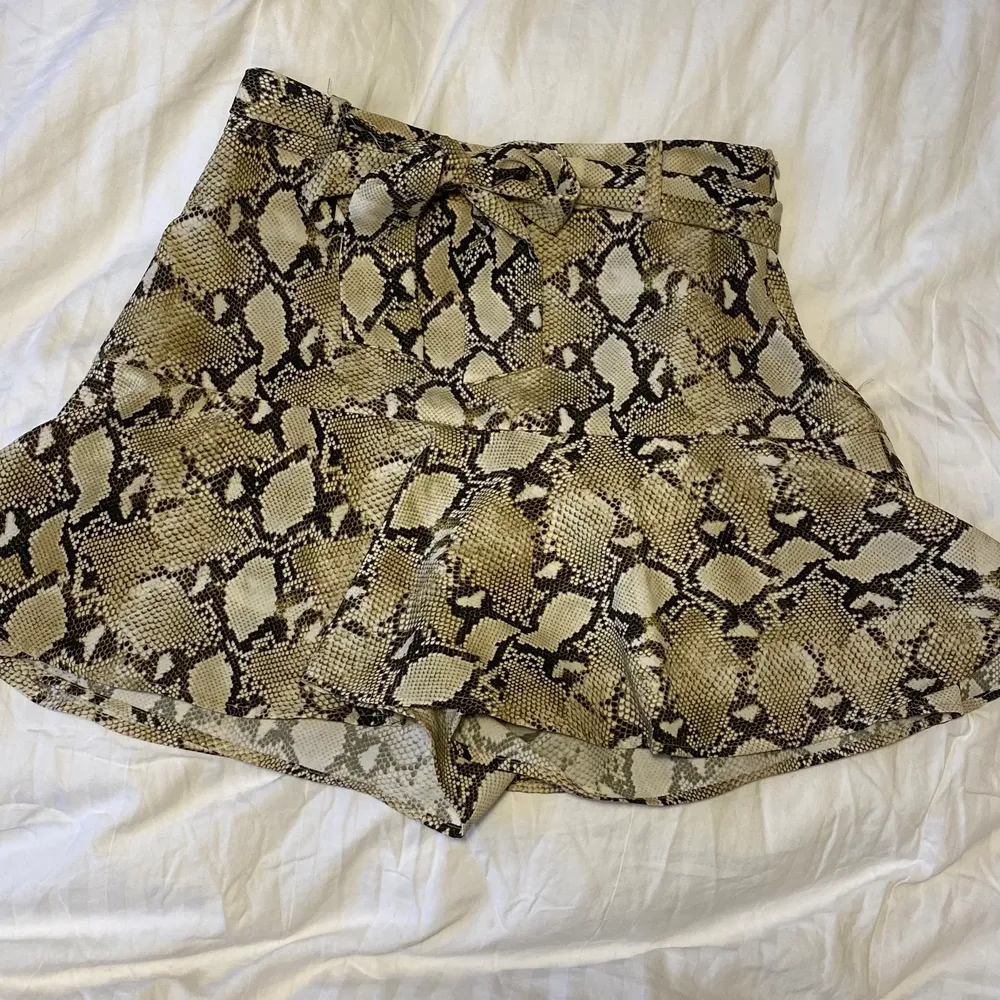 En supersöt zara kjol med orm mönster och skorra under så att den inte blåser upp.. Kjolar.