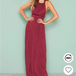 Jätte fin vinröd balklänning använd endast en gång! Klänningen är inköpt från nelly 2019, och är en storlek 34