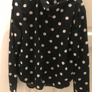 Skjorta  - Fin prickig skjorta 96% polyester 4% elastan