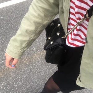 Väska med Nitar 🤍 - Säljer denna väska från Zara med nitar, topp skick! 😍