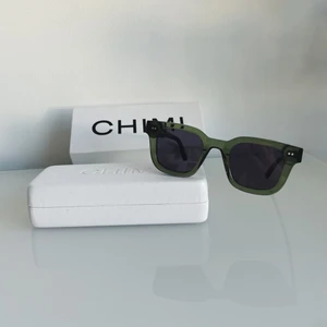 Chimi glas ögon - INTRESSEKOLL Påmina skit snygga chimi eyewear i modellen 004 och färgen kiwi med mörkt glas. Perfekta nu till våren och sommaren😍 köpte för 1200 på chimi butiken på NK i stockholm. Dom är i väldigt bra skick och är använda sparsamt då jag har ett par andra jag gillar mer.(SÄLJER ÄNDAST VID BRA BUD)