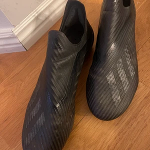 Adidas - Super fina fotbolls och passar på konstgräs, säljer dessa pga växt ut de och de i bra material och allmänt skön. Köpt för 2209kr och går ut med 799kr märket på skorna är adidas (X- LAYSKIN) skriv om ni är intresserade 