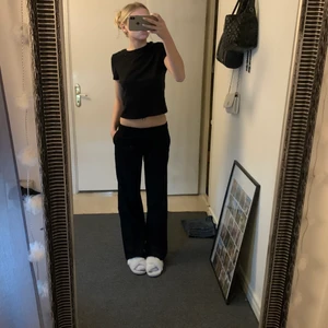 Lågmidjade kostymbyxor  - De mest perfekta lågmidjade kostymbyxorna från Esprit. Helt perfekt skick! Köptes för 799kr , Innerbenslängd 76cm