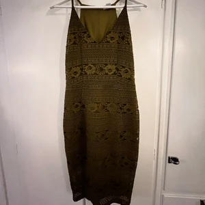 Olivgrön bodyconklänning  - Väldigt fin klänning, enda anledningen till att jag säljer den är att den inte passar mig längre. Spetsdetaljer över hela klänningen, dragkedja bak. 