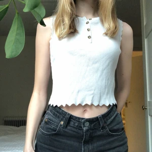 sött linne ☺️  - linne i S men passar xs-m skulle jag tro! det kommer från zalando och är i fint skick. säljer då jag inte gillar hur det passar mig 🤍