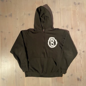 Smileystar sample zip hoodie dragkedja - En ytterst ovanlig hoodie från märket smileystar osläppt och just denna kommer nog aldrig släppas heller. Skick 8/10 felfri enligt mig. Storlek M men sitter boxy så passar L också! 