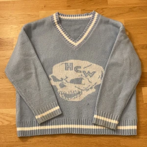  tröja från shein - En super snygg tröja som inte kommer till andvändning! I nyskick men andvänd fåtal gånger! Är lite oversized och kommer ifrån shein