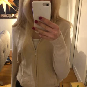 Soft goat zip hoodie - Säljer min rosa soft goat tröja, den är 100% cahsmire och i fint skick! Nypris är runt 2000kr, liten i storleken!