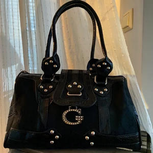 Väska - Säljer denna assnygga väskan eftersom den inte kommer till användning! 💞 fint skick förutom en defekt på handtaget men inget man tänker på🥰