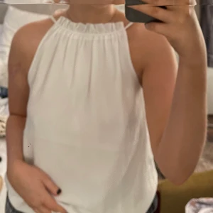 Topp - Topp me knytning i nacken från H&M !