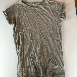 Grå T-shirt - 6 plagg för 100kr