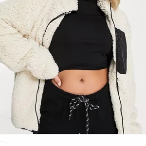 Fin teddyjacka  - Teddyjacka som jag ej använder längre skit snygg jacka köpte för 600-500kr tror jag kommer ej ihåg men skit bra skick älskar jackan men kommer ej till användning längre!!💗