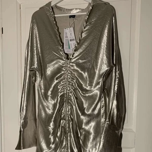 Silver klänning ⭐️💕😍 - Silvrig klänning från GinaTricot. Så himla fin men har tyvärr aldrig kommit till användning för mig. Storlek 40. Ny men lapparna kvar, endast testad. Nypris 499 kr mitt pris 200 kr + frakt ⭐️💕