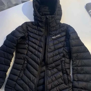 Peak performance jacka - Knapp använd peak performance jacka! Kan gå ned i pris vid snabb affär. Säljer pga att den inte kommer till användning🥰