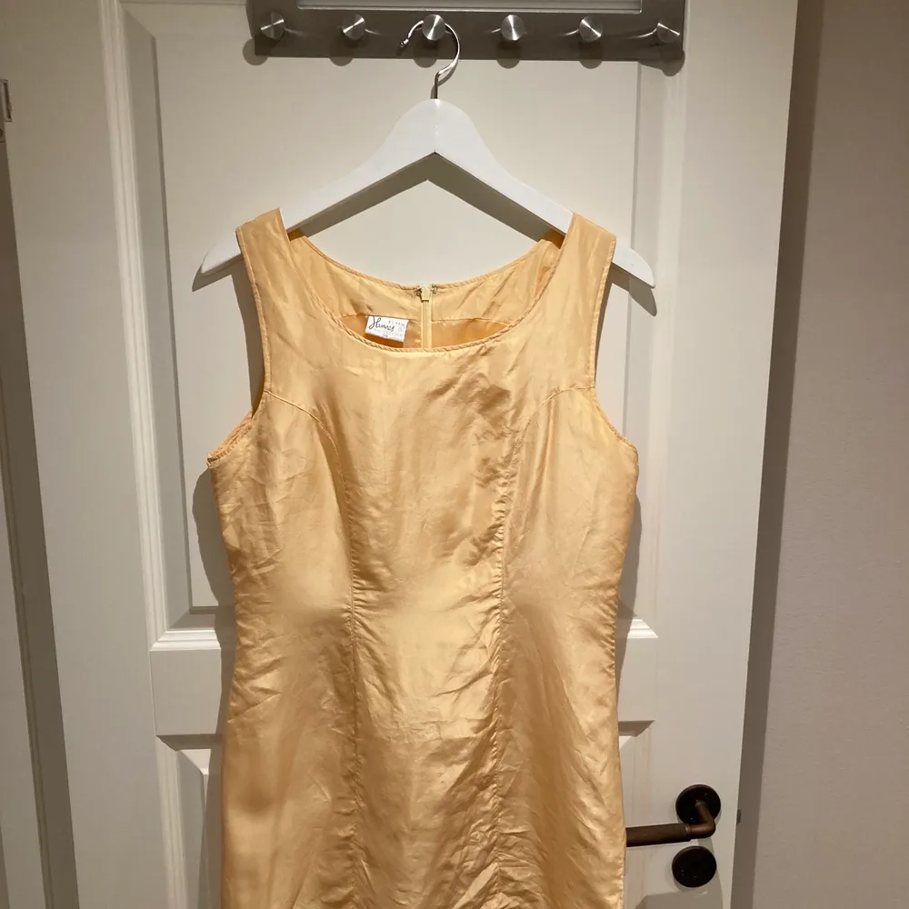 Supersöt 90-tals kort klänning från Hennes (gamla H&M). Tyvärr tyvärr för liten för mig :(. Klänningar.