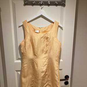 Supersöt 90-tals kort klänning från Hennes (gamla H&M). Tyvärr tyvärr för liten för mig :(