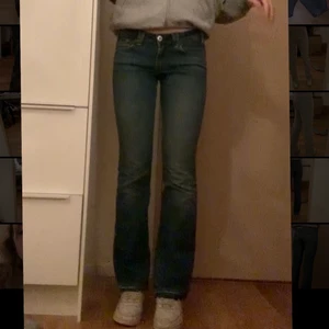 Lågmidjade jeans - Ett par lågmidjade utsvängda jeans :)