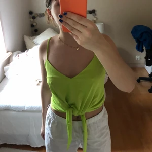 Topp med knytning - Grön topp med knytning fram