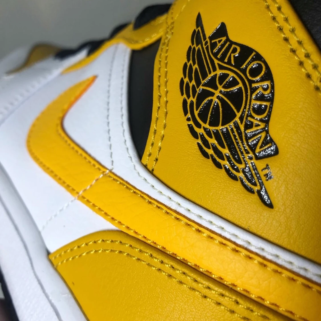 Jordan 1 Mid - University Gold  - 90