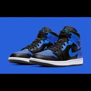 Jordan 1 mids helt nya - Air Jordan 1 hyper royal tumbled leather mid. Aldrig använda box medkommer