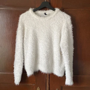 Fluffig vit tröja🥰 - Jättesöt och jätteskön vit tröja!💕                                                        Storlek 38 men passar absolut på 34-36 också beroende på hur man vill att den ska sitta.