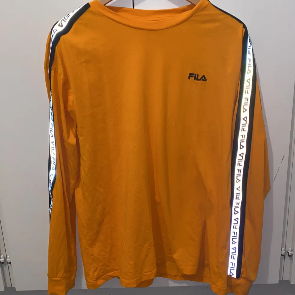 Säljer denna fina oversized longsleeve från fila som är slutsålt på junkyard, bra skick och superfin färg!!🧡🧡 . Tröjor & Koftor.