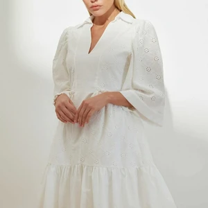 Studentklänning stl 40 - Sjukt fin vit klänning från Trendyol säljes!! Stl 40, aldrig använd och endast testad. Önskar verkligen jag hade kunnat ha den men tyvärr passar den inte mig. Väldigt true to size så passar en 40/M. ✨✨ perfekt till studenten! Frakt tillkommer. 