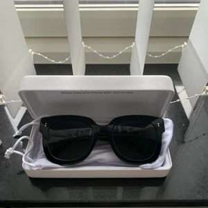 Chimi solglasögon 08 Black - Kap!!! Säljer mina chimis i modellen 08 svart, aldrig någonsin använda då jag köpte dom till en semester resa men glömde dem hemma och ångrade mig, när jag kom hem hade returtiden gått ut! Köptes för 1200kr på vallgatan 12. Tar alla olika bud:)