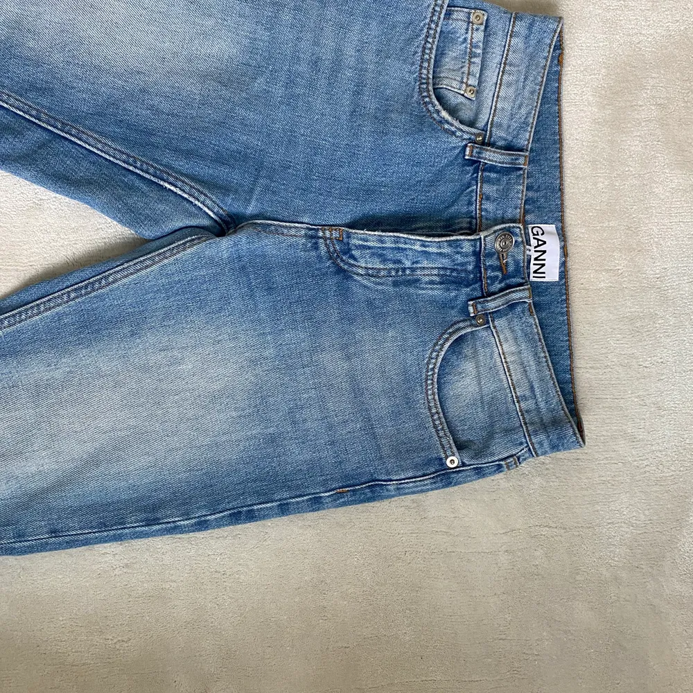 Superfina jeans från ganni. Så fin tvätt❤️ har slits nedtill och är midwaist. Raka/bootcut i modellen.. Jeans & Byxor.