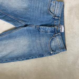 Superfina jeans från ganni. Så fin tvätt❤️ har slits nedtill och är midwaist. Raka/bootcut i modellen.