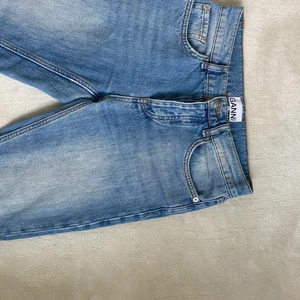 Jeans från ganni - Superfina jeans från ganni. Så fin tvätt❤️ har slits nedtill och är midwaist. Raka/bootcut i modellen.