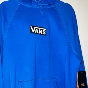 Vans hoodie  - En blå vans hoodie i stl L. Den är helt oanvänd och prislappen sitter kvar (köpt på patches & pins i Gävle) för 750kr. Den är helt ny och i en jättefin blå färg, den passar inte riktigt min stil, därav säljer jag den. Köparen står för frakten och det går inte att returnera ❤️