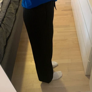 JACQUELINE de YOUNG bukser - Sælger disse bukser fra JACQUELINE de YOUNG - i en str. XS Aldrig blevet brugt - kun prøvet på billedet