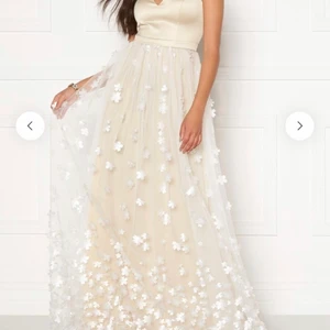 Balklänning  - Världens finaste balklänning! Köpte inför min bal 2020 för 2700kr. Helt slutsåld! Så fin med blommor på kjolen. Endast använd en gång på balen!💕💕 liten i storleken, passar 36/38. Har även dustbag som tillhör