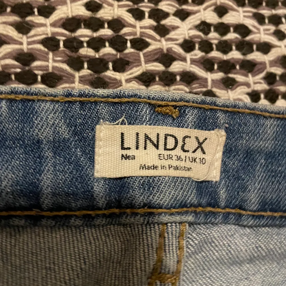 Ett par jeans från Lindex i modellen NEA i storleken 36. Jeans & Byxor.