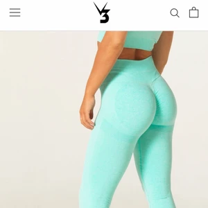 Väldigt snygga V3 tights i storlek M❣️ - Säljer ett par gym tights från V3 apparel som tyvärr är lite för stora för mig då jag borde tagit en storlek mindre men annars formar dom ens rumpa perfekt, om ni vill att dom ska fraktas bestämmer ni priset på frakten😌