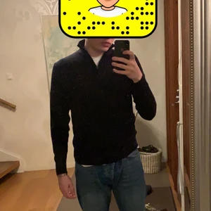 Mörkblå Halfzip från These Glory Days - En fin mörkblå half-zip från These Glory Days. Köpt på Volt, nypris 999kr. Storlek M men passar även S. I princip oanvänd, inga skavanker. Skriv för mer info och bilder!