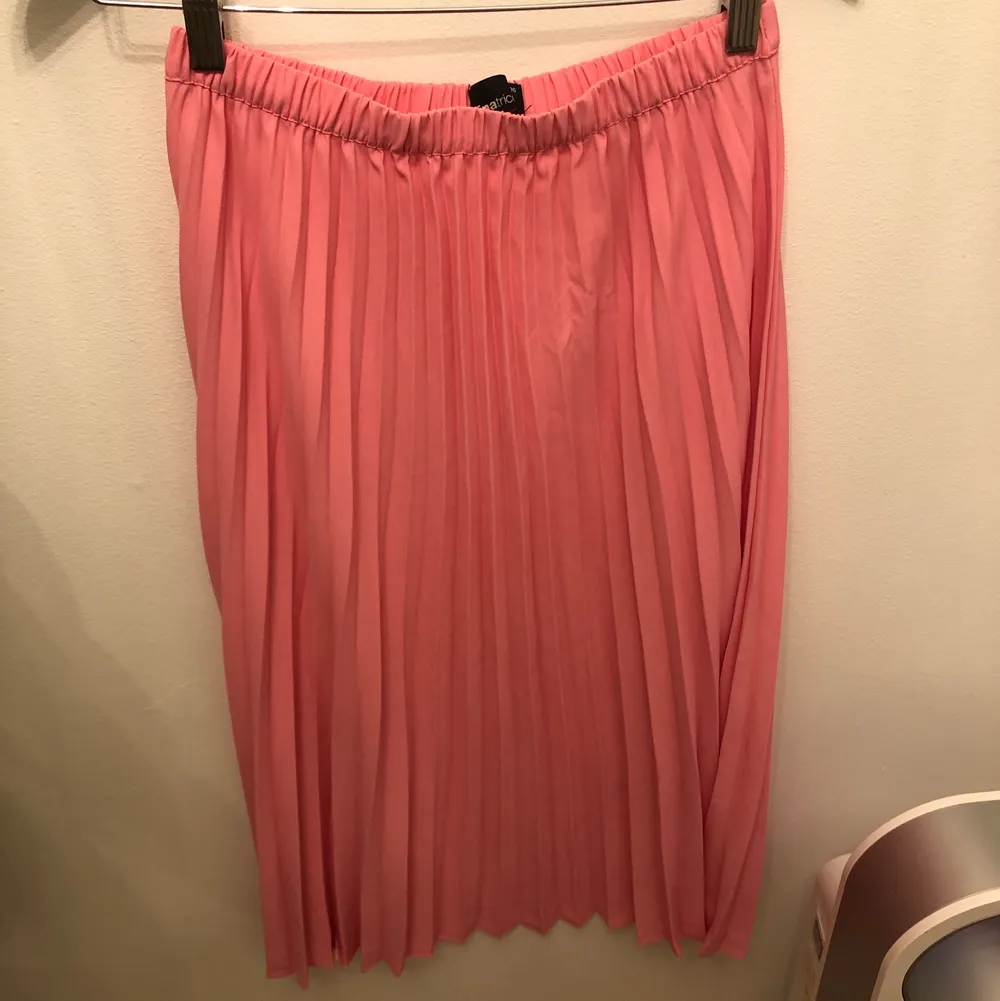 Säljer denna kjol från Gina tricot! Använd två gånger och är jättefin💗 Kontakta för bättre bilder. . Kjolar.