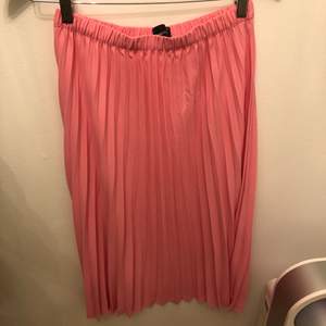 Säljer denna kjol från Gina tricot! Använd två gånger och är jättefin💗 Kontakta för bättre bilder. 