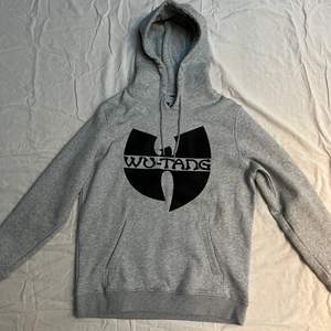 WU-TANG hoodie köpt på junkyard, använd 1 gång så den är väldigt bra i skick. Passformen är rätt oversized för den som gillar det :)                                                                      Skick:9/10