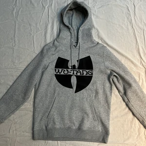 WU-TANG hoodie - WU-TANG hoodie köpt på junkyard, använd 1 gång så den är väldigt bra i skick. Passformen är rätt oversized för den som gillar det :)                                                                      Skick:9/10