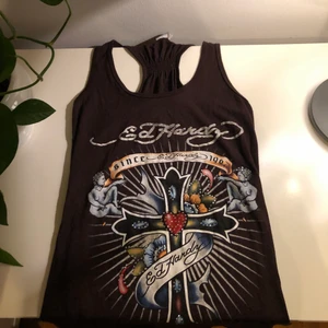 Ed Hardy känning - Ed hardy klänning med alla rhinestones kvar. Vet inte om det kanske går o använda som linne om man vill det 10/10 cond