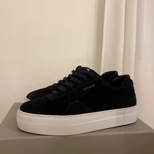 Axel Arigato sneakers st.36, Svart  - Säljer mina Axel Arigato skor pågrund av att de är förstora för mig. Skorna är i storlek 36 och de är aldrig använda utan de är enbart provade. Om ni har frågor eller vill se fler bilder så kan ni skriva till mig privat. Både prislapp, förpackning samt "skopåse" finns kvar. Om det är fler som är intresserade av skorna så kommer det bli en budgivning.