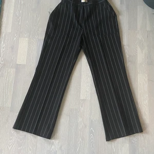 Kostymbyxor  - Snygga byxor som passar bra i midjan på en 36a med raka långa ben. Lågmidjade