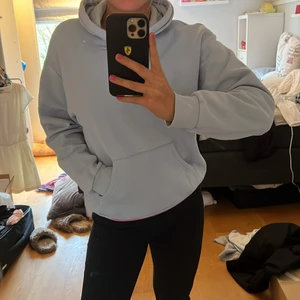 Ljusblå Hoodie - Säljer denna ljusblåa mysiga hoodie då det tyvärr inte kommer till användning lika mycket längre. Köpte den för 399 på Monki och säljer för 125kr. Storlek är XS men den sitter mer mot en small till en M