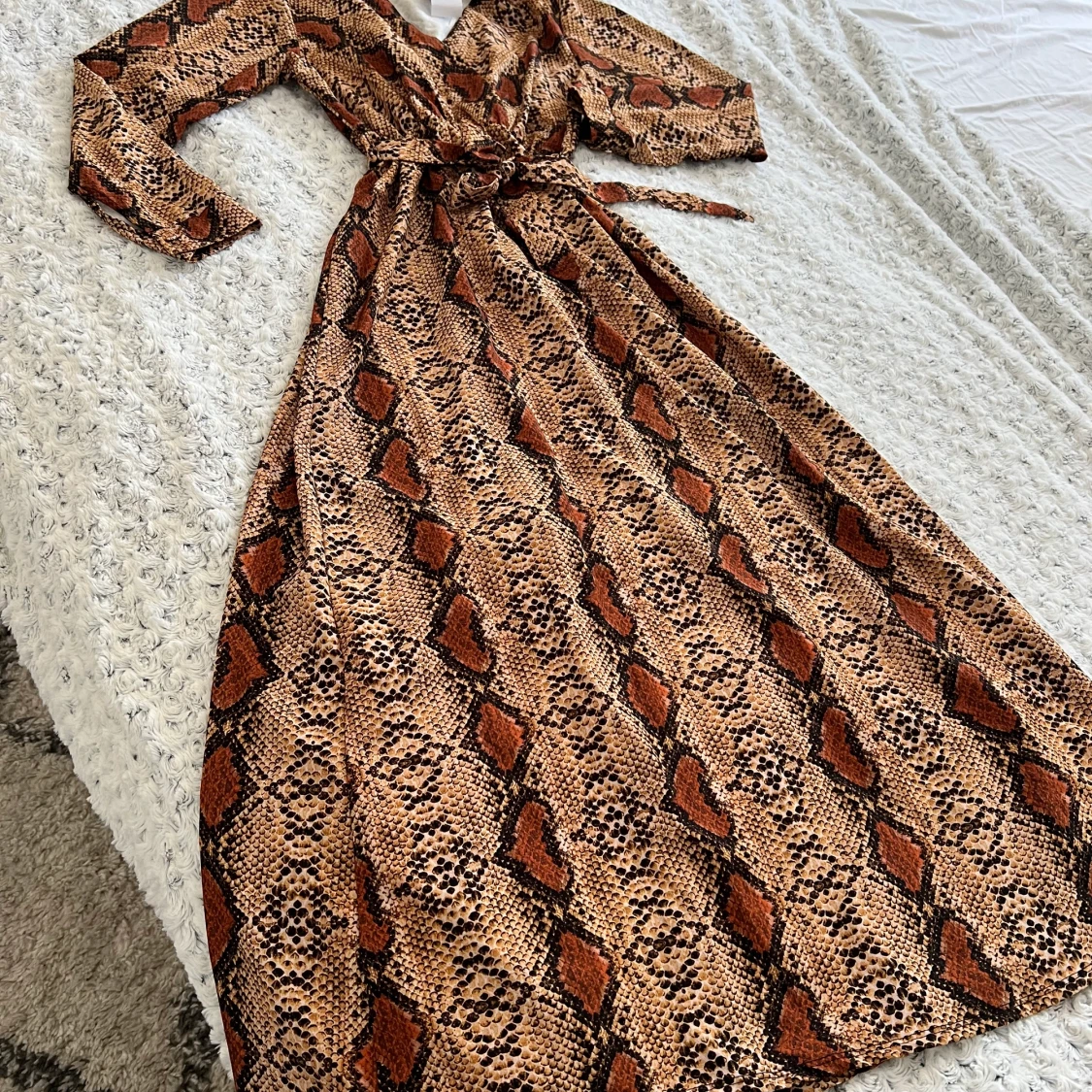 Ormmönstrad klänning i strl 38/40. Ny!!!